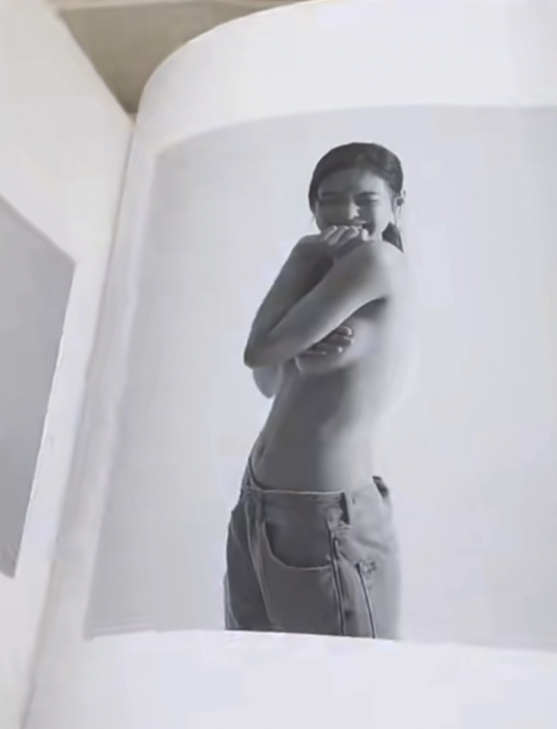 청바지만 입고 세미누드 화보 찍은 제니 사이드붑 언더붑 노출.jpg