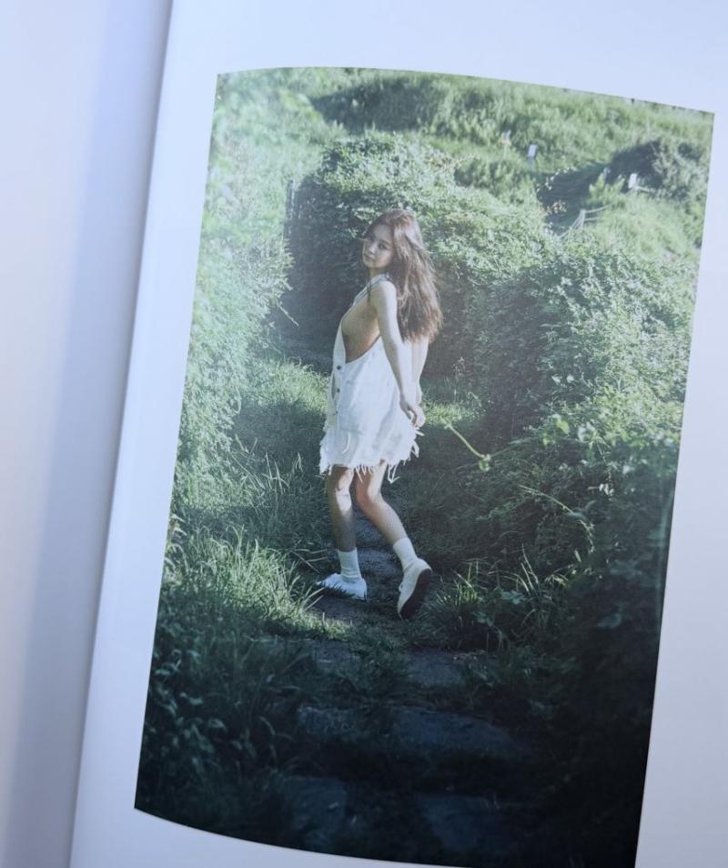 청바지만 입고 세미누드 화보 찍은 제니 사이드붑 언더붑 노출.jpg