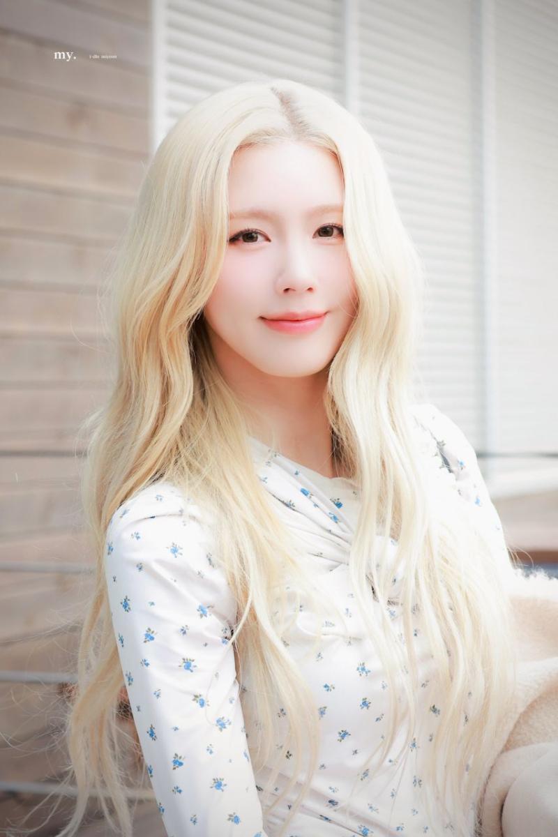 오늘자 아이들 미연 금발로 변신