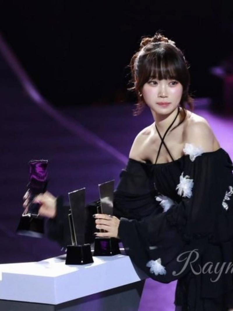 LE SSERAFIM (르세라핌) 김채원