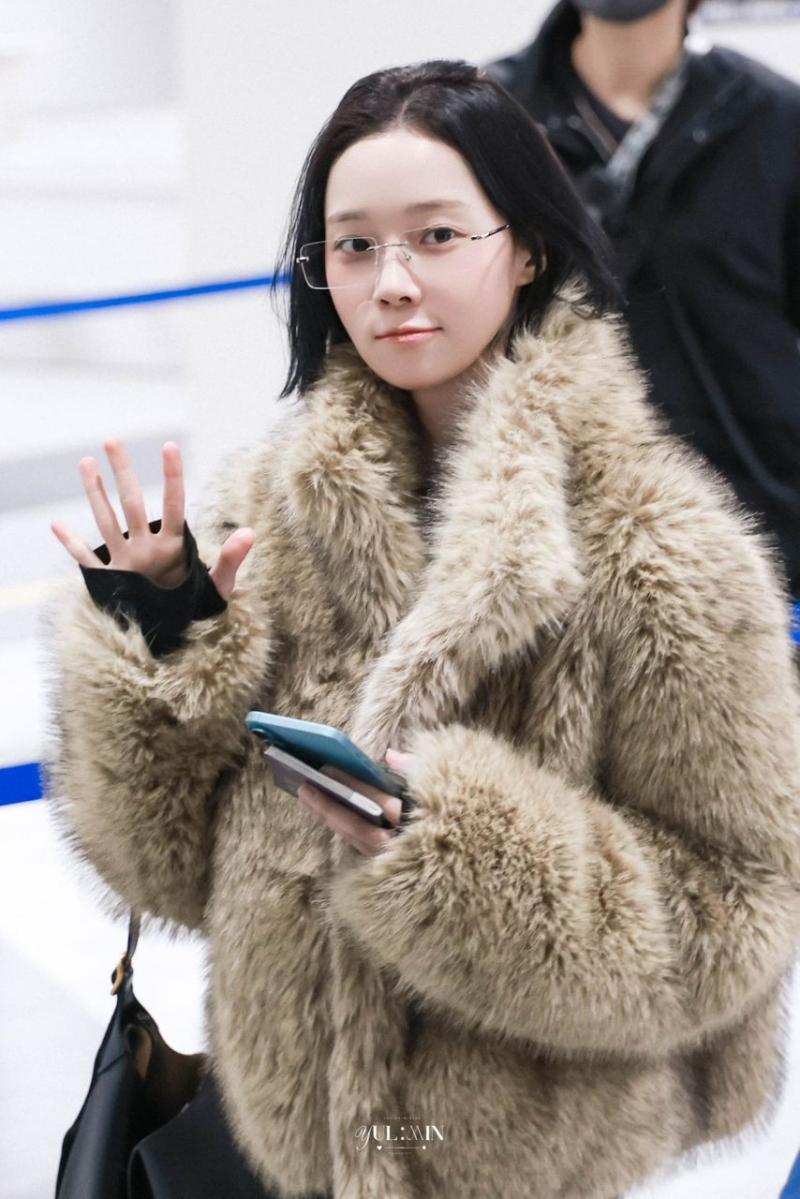 따뜻하게 입고 일본으로 출국하는 에스파 윈터