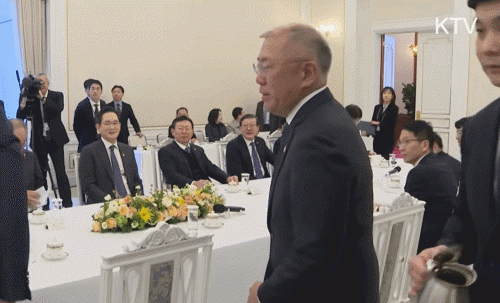 李대통령 자리 앉을 뻔한 정의선, 빵 터진 이재용