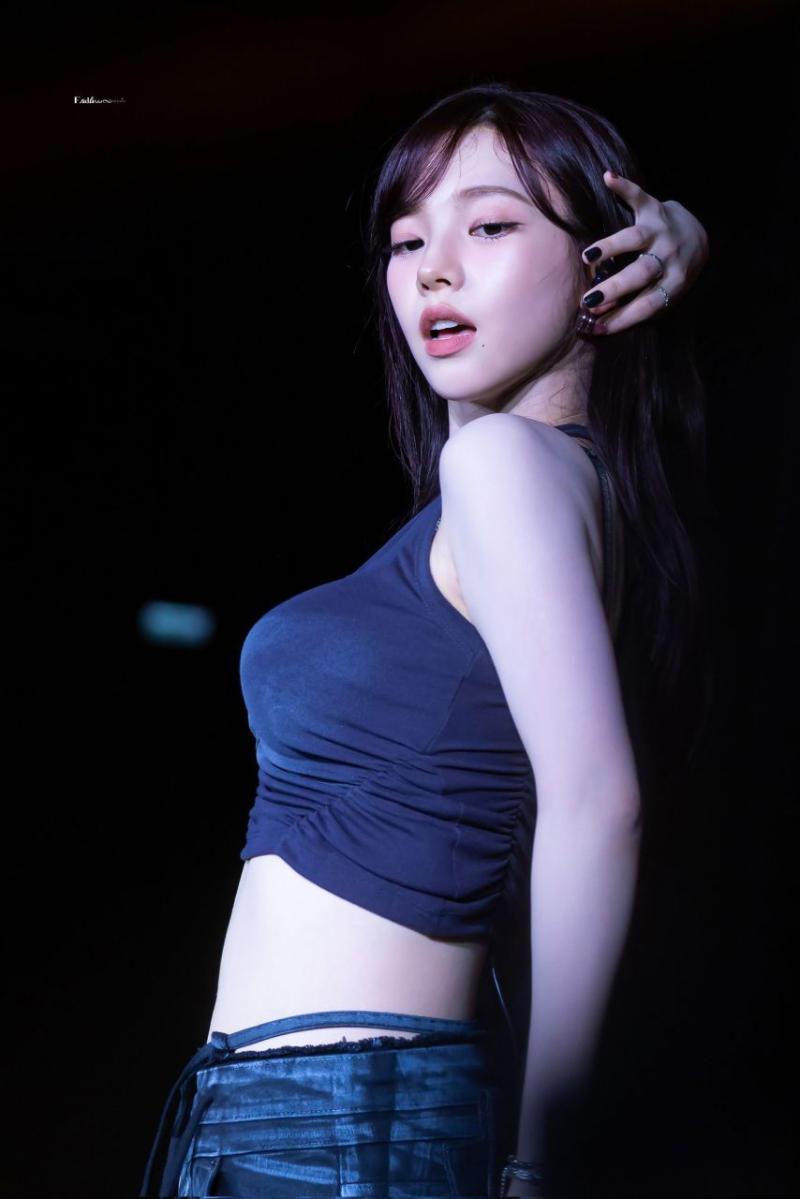 에스파 카리나 크롭 민소매 봉긋 옆가슴.jpg