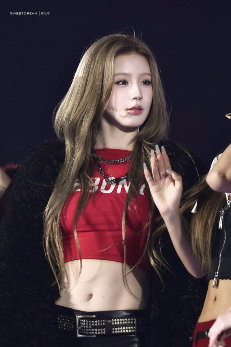 짧은 가죽 핫팬츠에 크롭티 배꼽 아이들 미연