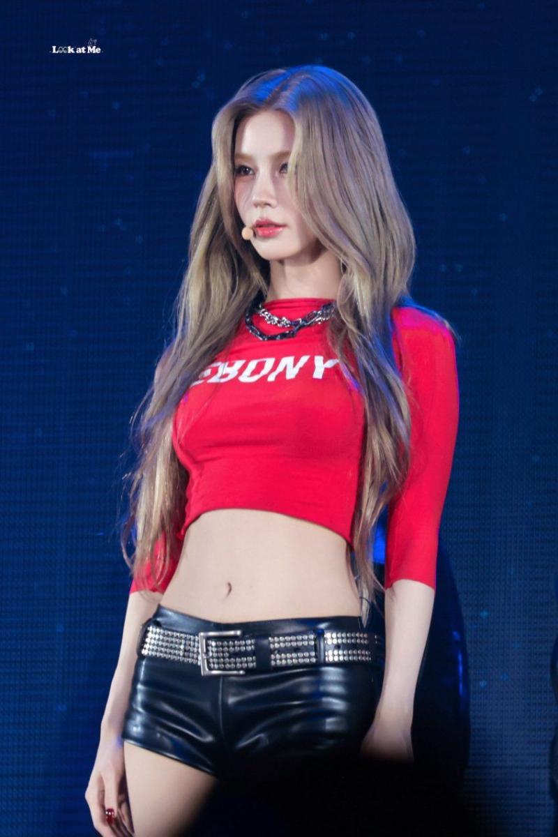 짧은 가죽 핫팬츠에 크롭티 배꼽 아이들 미연