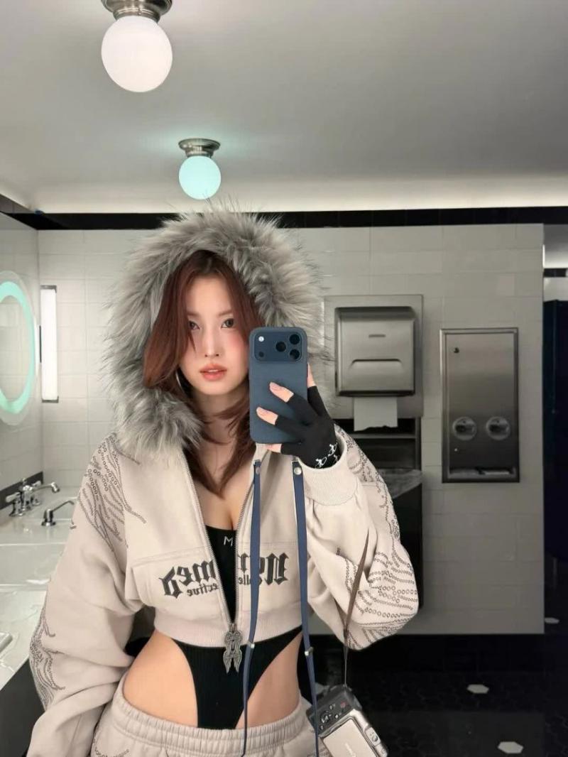 트와이스 모모 매끈 복부 보여주는 초 하이레그.jpg