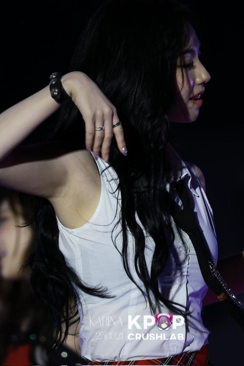 에스파 카리나 시스루 민소매 흰셔츠 블랙 브라 겨드랑이.jpg