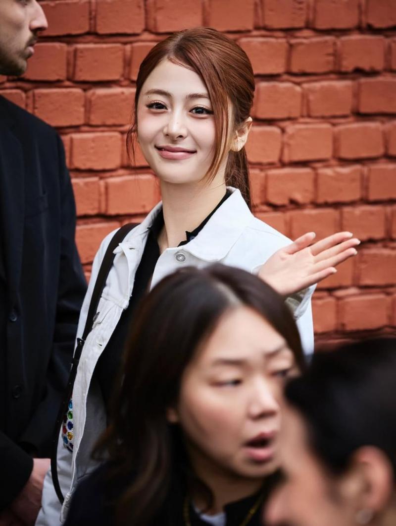 LE SSERAFIM (르세라핌) 허윤진