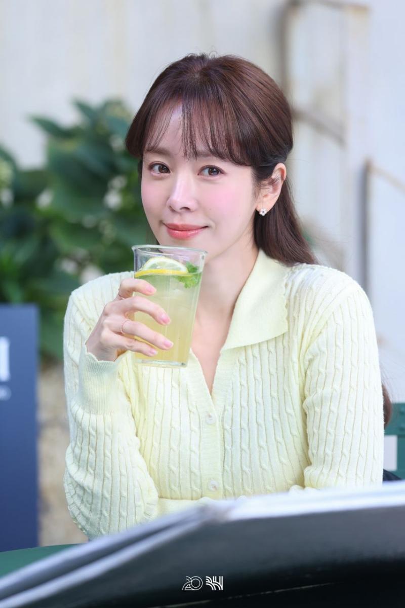 한지민 박성훈 미혼남녀의효율적만남 포스터촬영 비하인드