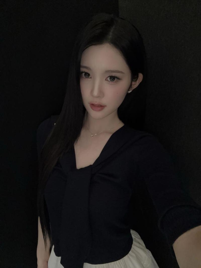 하츠투하츠 지우,  에이나