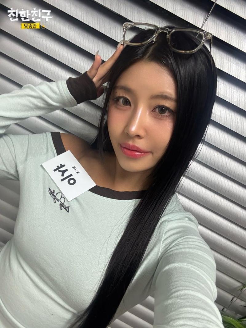 걸그룹 엑신(X:IN) 3월 4일 친한친구 방송방(친친방) 착장.jpg