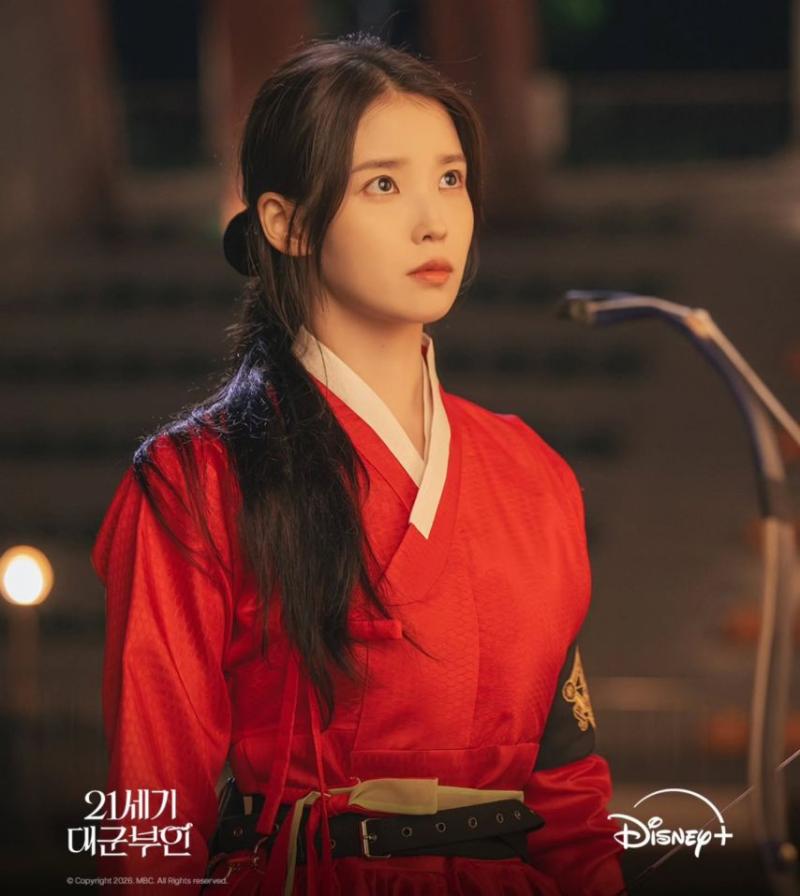 아이유 에스티로더/ 아이유 변우석 21세기대군부인 디즈니+