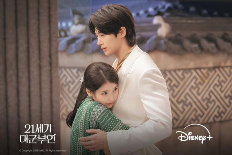 아이유 에스티로더/ 아이유 변우석 21세기대군부인 디즈니+