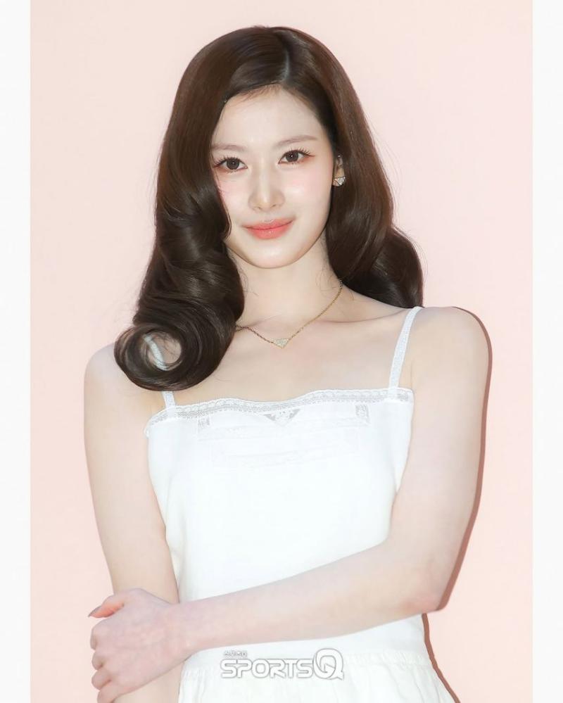 260312 프라다 화이트 썬 팝업 스토어 포토콜 트와이스 사나