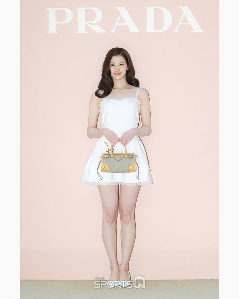 260312 프라다 화이트 썬 팝업 스토어 포토콜 트와이스 사나
