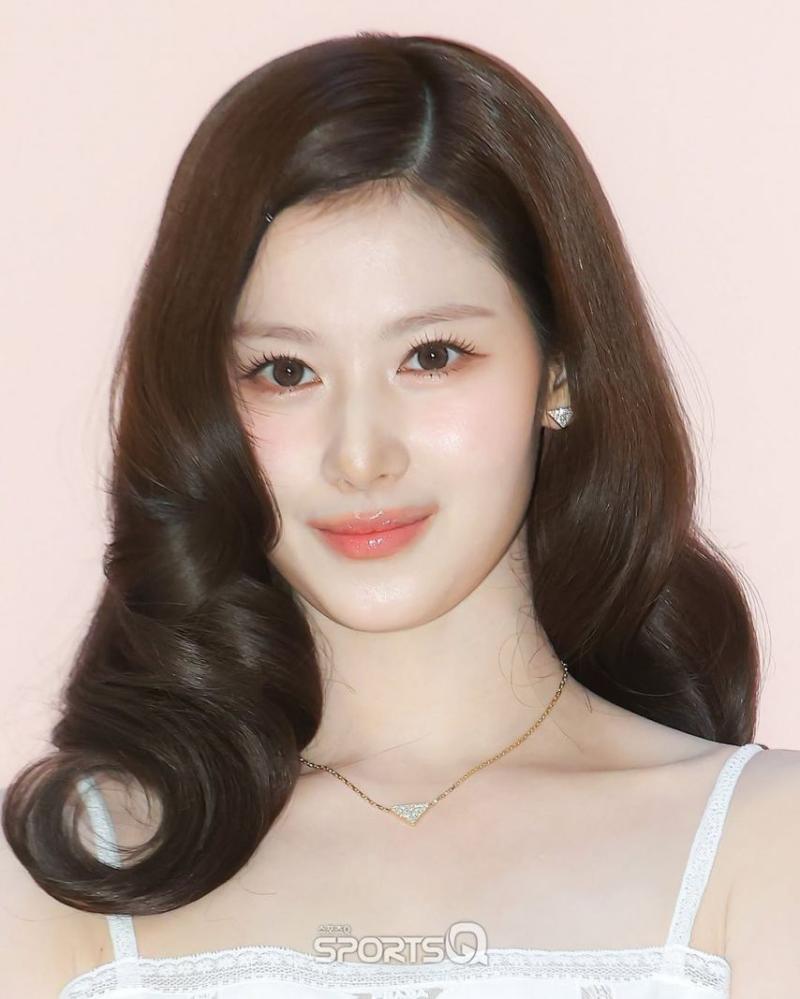 260312 프라다 화이트 썬 팝업 스토어 포토콜 트와이스 사나