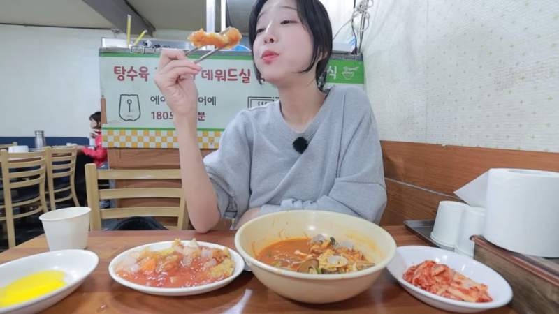 가성비 좋고 맛있는 한끼를 먹은 쯔양.jpg