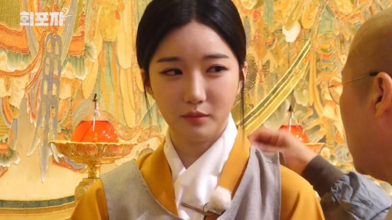 스님에게 조언 듣는 트리플에스 김유연, 표정