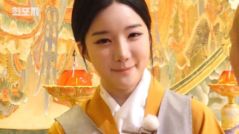 스님에게 조언 듣는 트리플에스 김유연, 표정