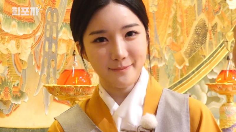 스님에게 조언 듣는 트리플에스 김유연, 표정