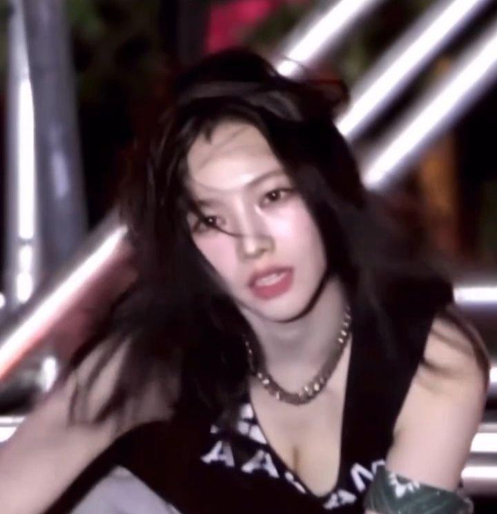 카리나의 적나라한 가슴골 정면샷