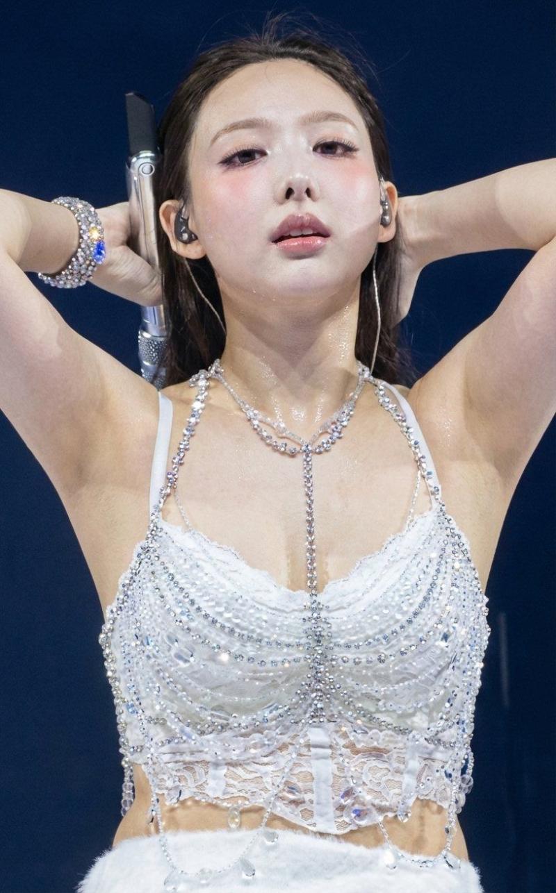 열심히 공연하는 트와이스