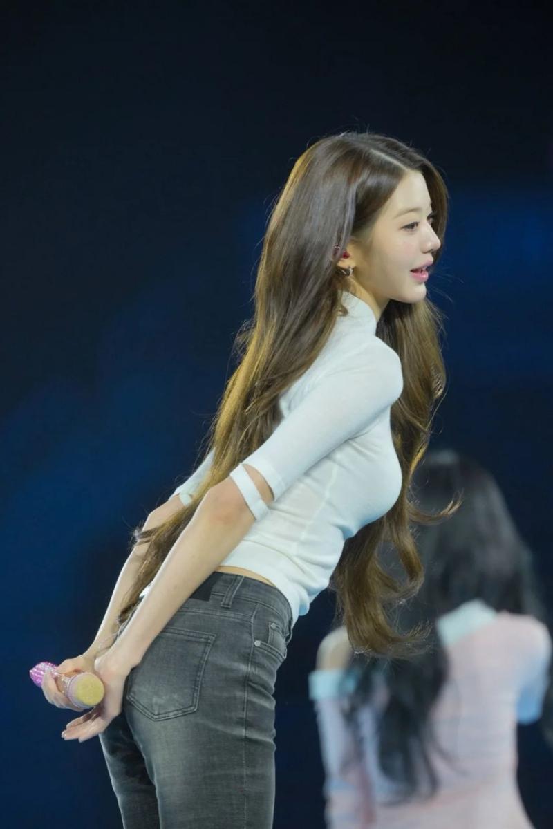 사운드 체크하는 아이브 장원영 흰티에 청바지 여친의 정석 비주얼 (스압)