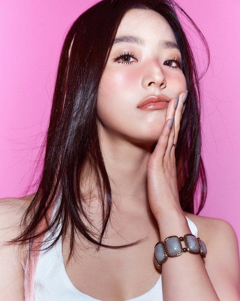 배우 이새롬