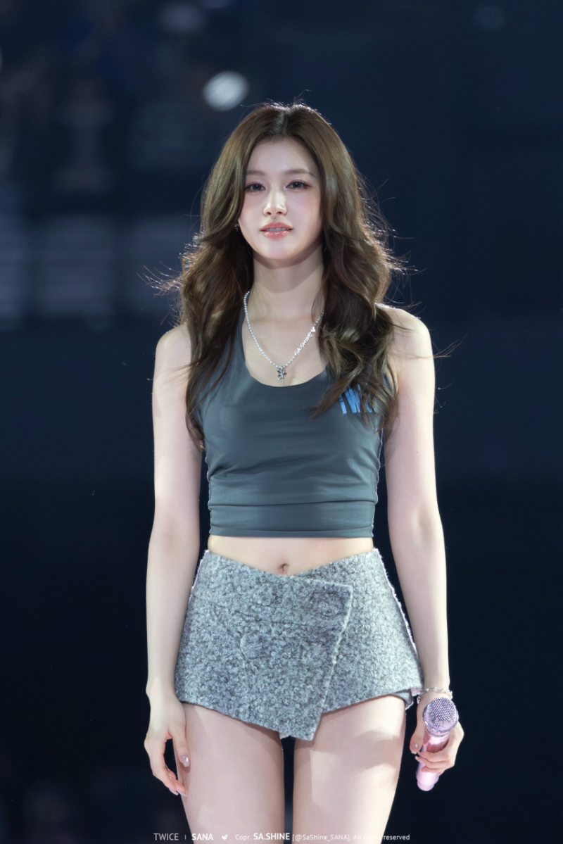 바로 앞에서 본 3가지 의상의 트와이스 사나
