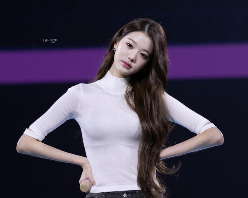 아이브 장원영 스포츠 브라 봉긋 가슴 비치는 흰 시스루 밀착티.jpg