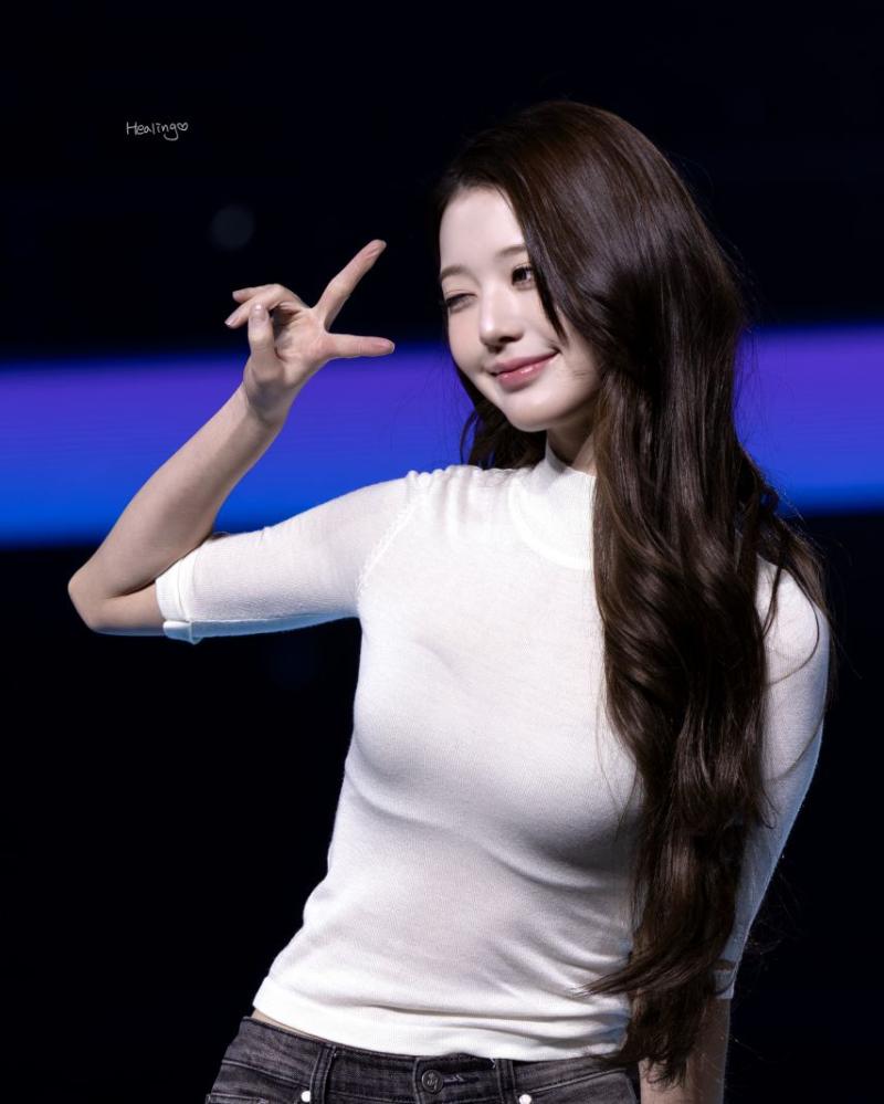 아이브 장원영 스포츠 브라 봉긋 가슴 비치는 흰 시스루 밀착티.jpg