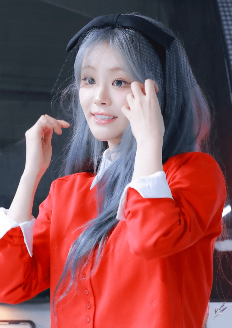 QWER 애쉬그레이색 염색한  쵸단
