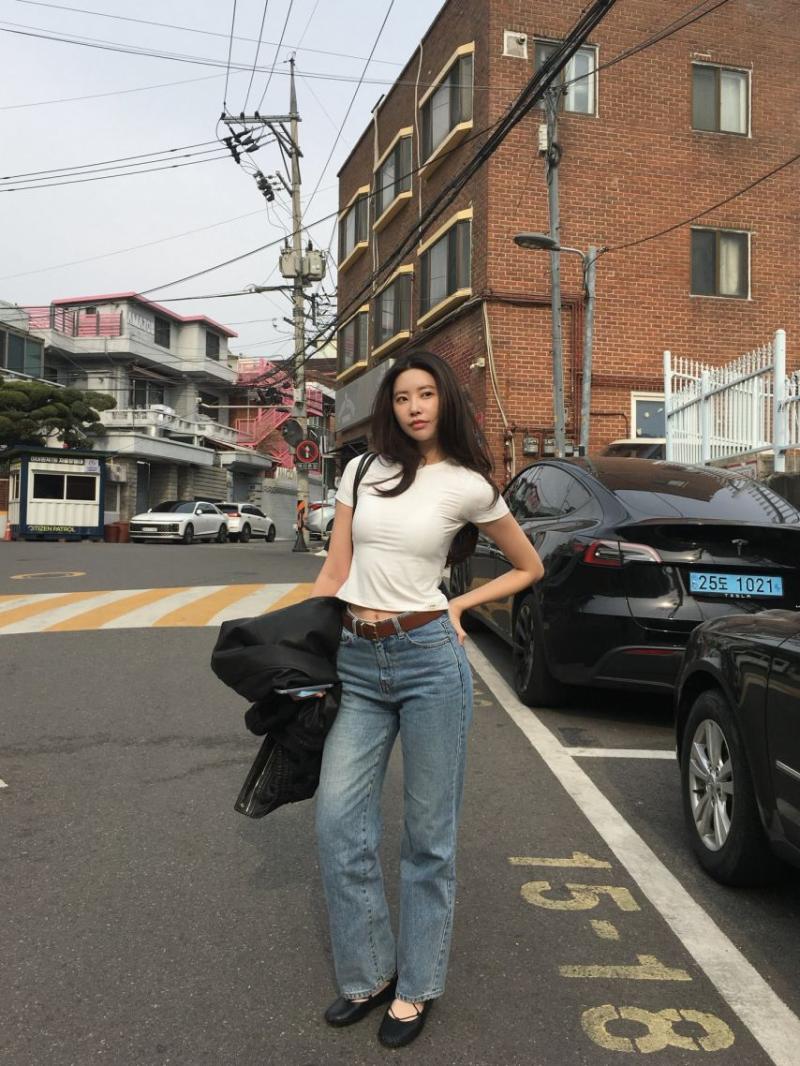 청바지에 흰티 기희현(인스타)