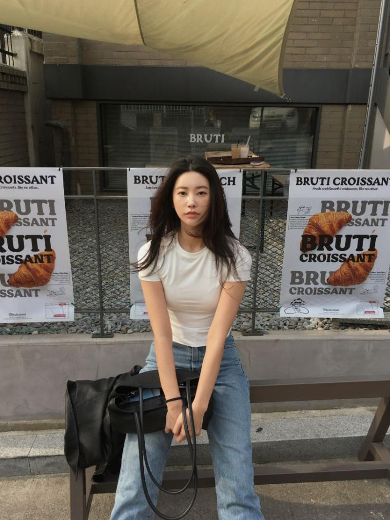 청바지에 흰티 기희현(인스타)