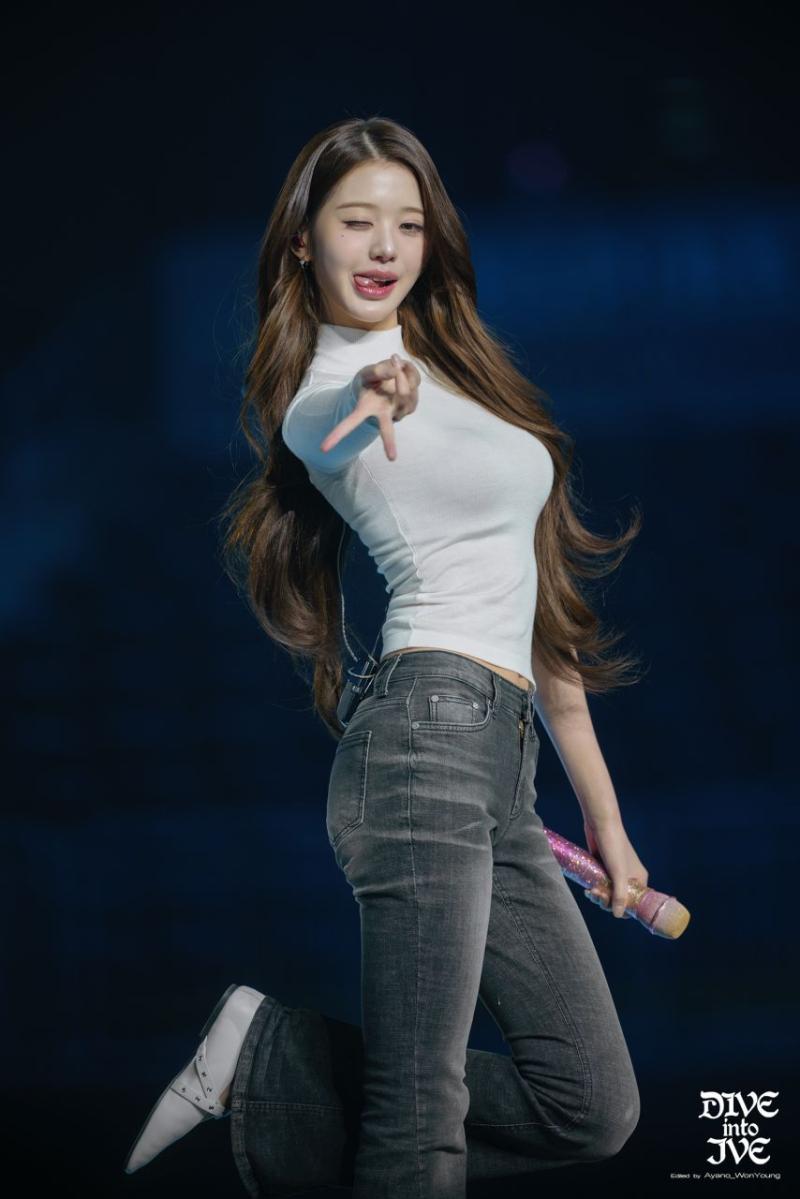 아이브 장원영 밀착 흰티 봉긋 가슴 청바지.jpg