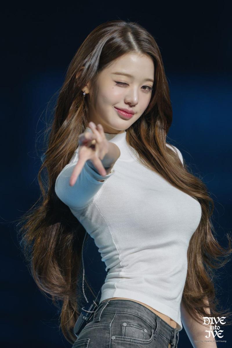 아이브 장원영 밀착 흰티 봉긋 가슴 청바지.jpg