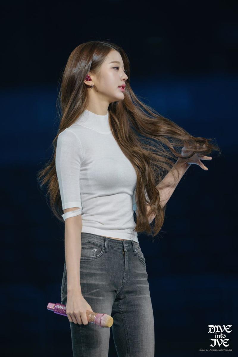 아이브 장원영 밀착 흰티 봉긋 가슴 청바지.jpg