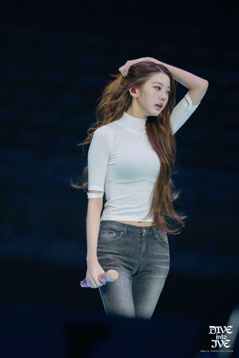 아이브 장원영 밀착 흰티 봉긋 가슴 청바지.jpg