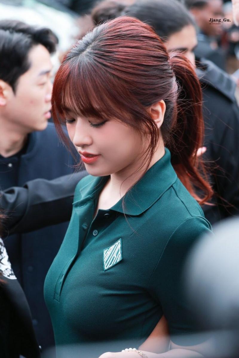 아이브 안유진 누브라 파격적인 등짝 노출.jpg