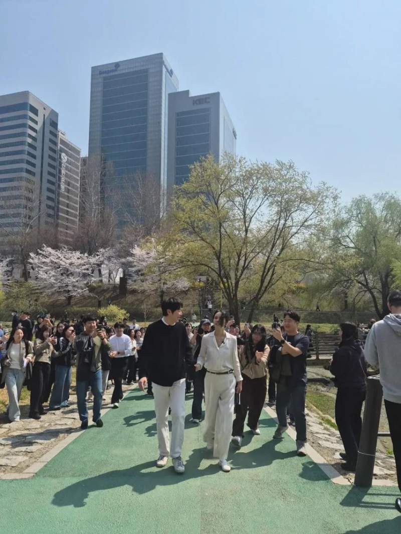 어제 양재천에 벚꽃 보러간 한가인-연정훈 부부