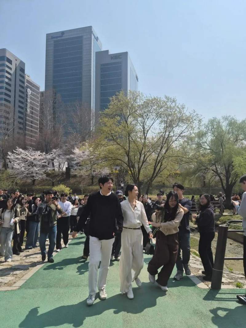 어제 양재천에 벚꽃 보러간 한가인-연정훈 부부