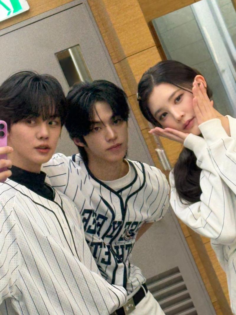 하츠투하츠 에이나, 김규빈, 투어스 도훈
