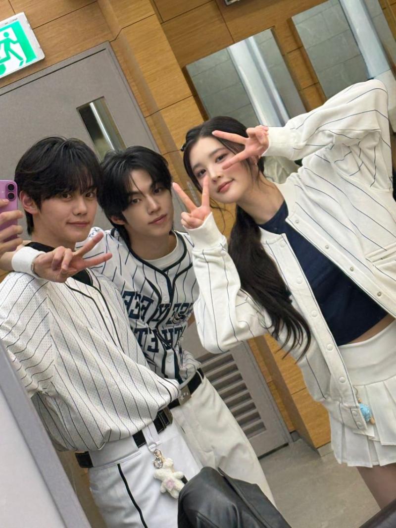 하츠투하츠 에이나, 김규빈, 투어스 도훈