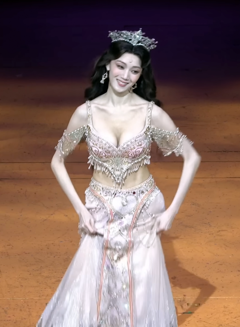 옆에 여친있는데 이성경 몸매 사진에 눈 돌아버린 남친