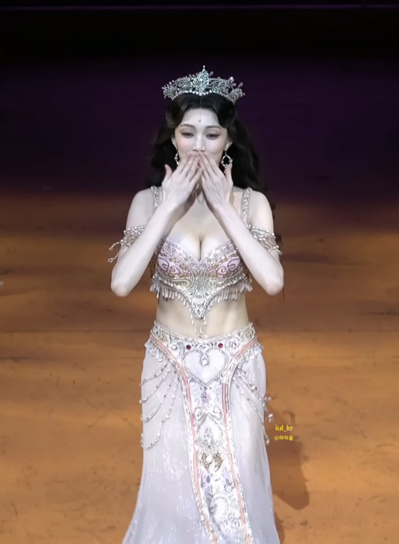 옆에 여친있는데 이성경 몸매 사진에 눈 돌아버린 남친