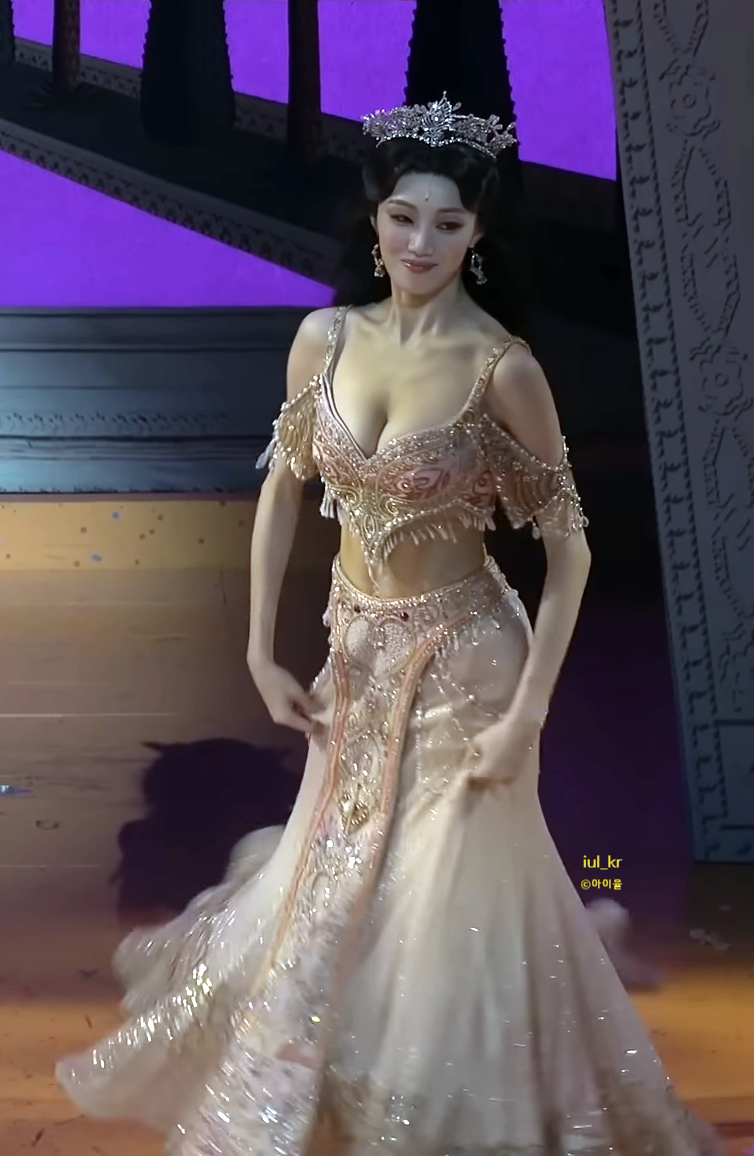 옆에 여친있는데 이성경 몸매 사진에 눈 돌아버린 남친