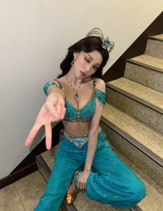옆에 여친있는데 이성경 몸매 사진에 눈 돌아버린 남친