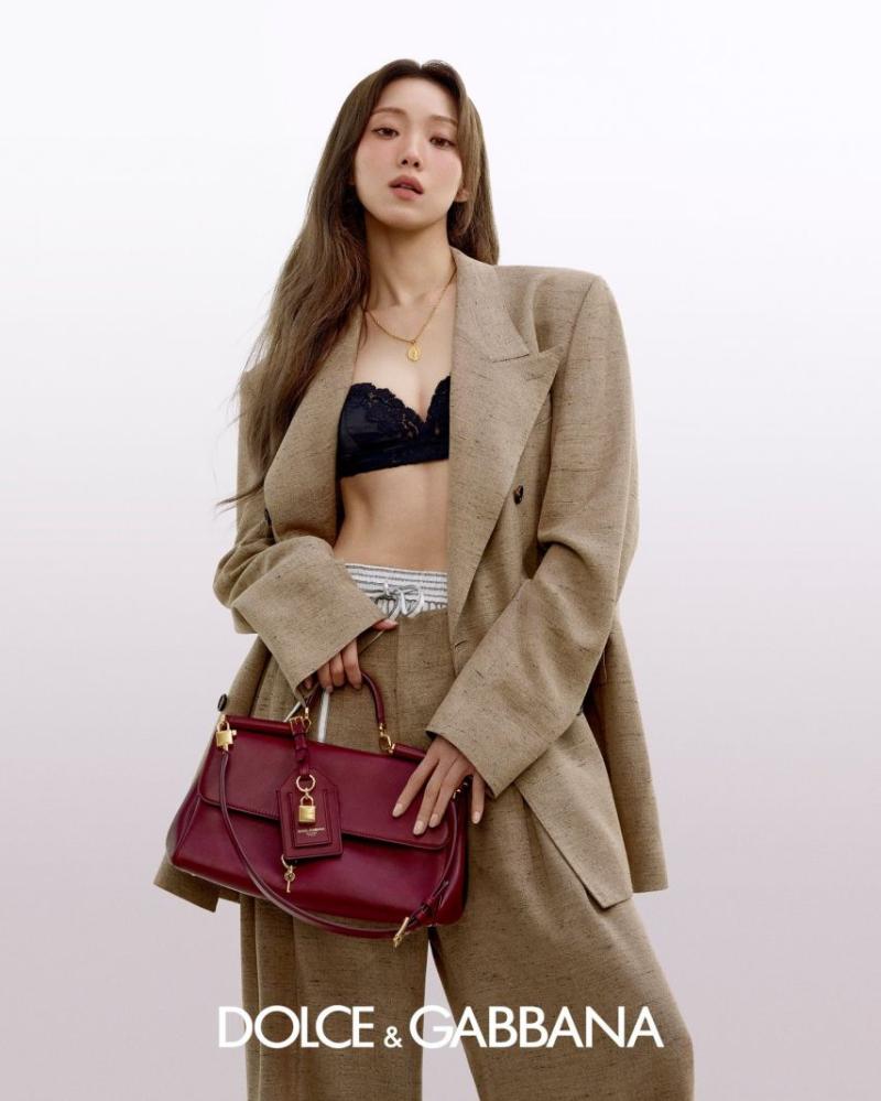 브라 드러낸 이성경 돌체 & 가바나 화보