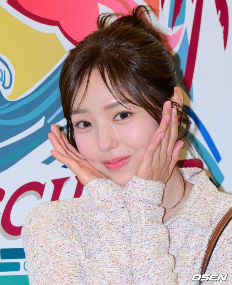 채수빈 롱샴 팝업 포토월