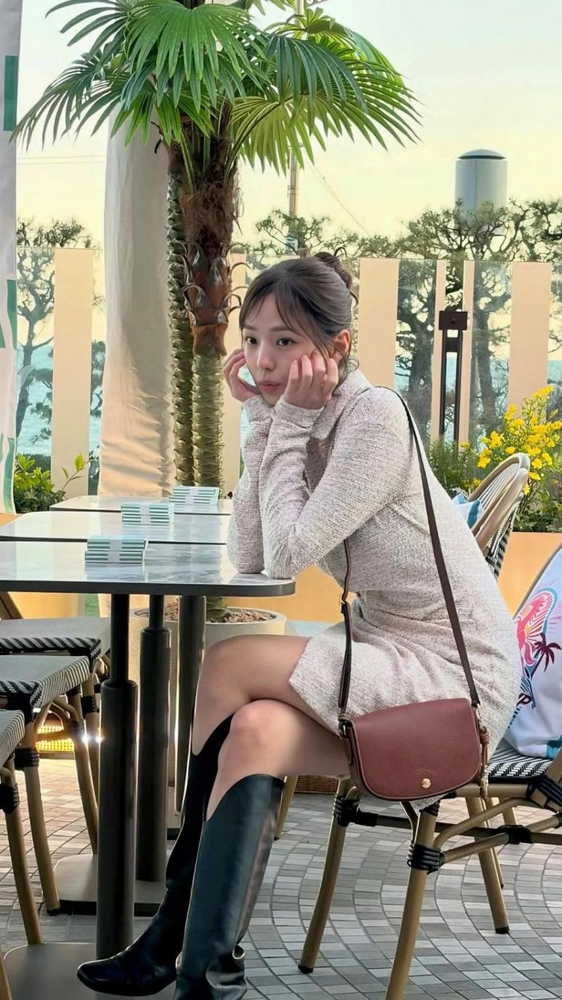 채수빈 롱샴 팝업 포토월
